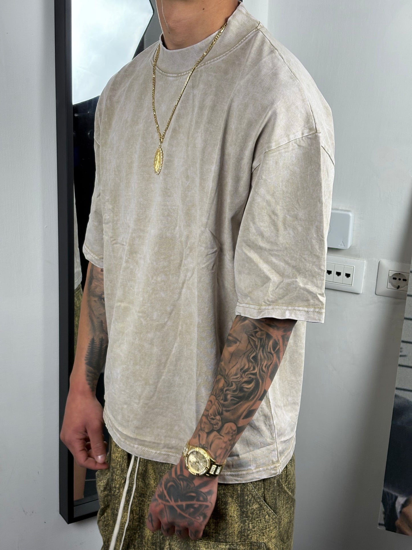 t-shirt over slavata beige
