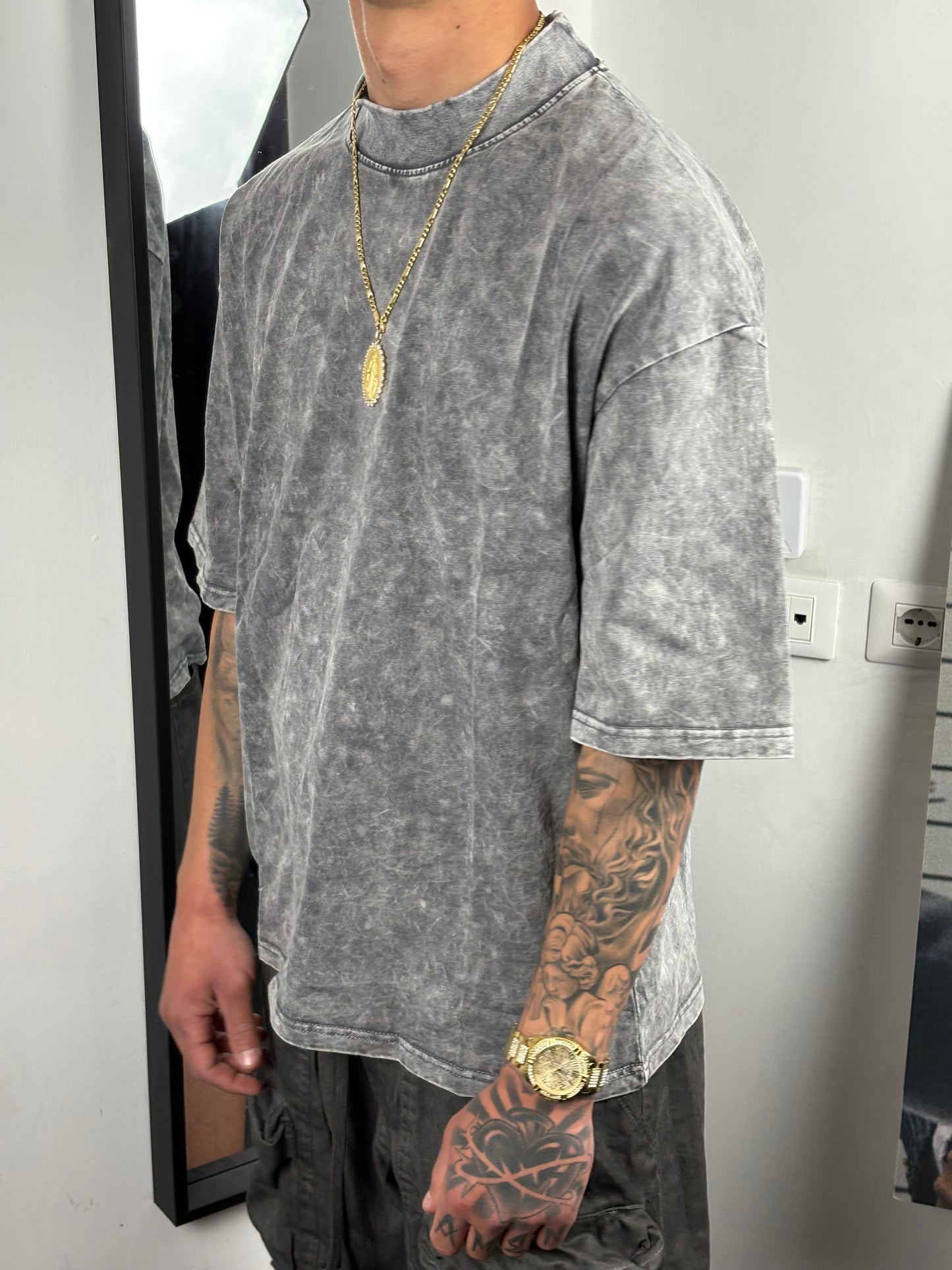 t-shirt over slavata grigia