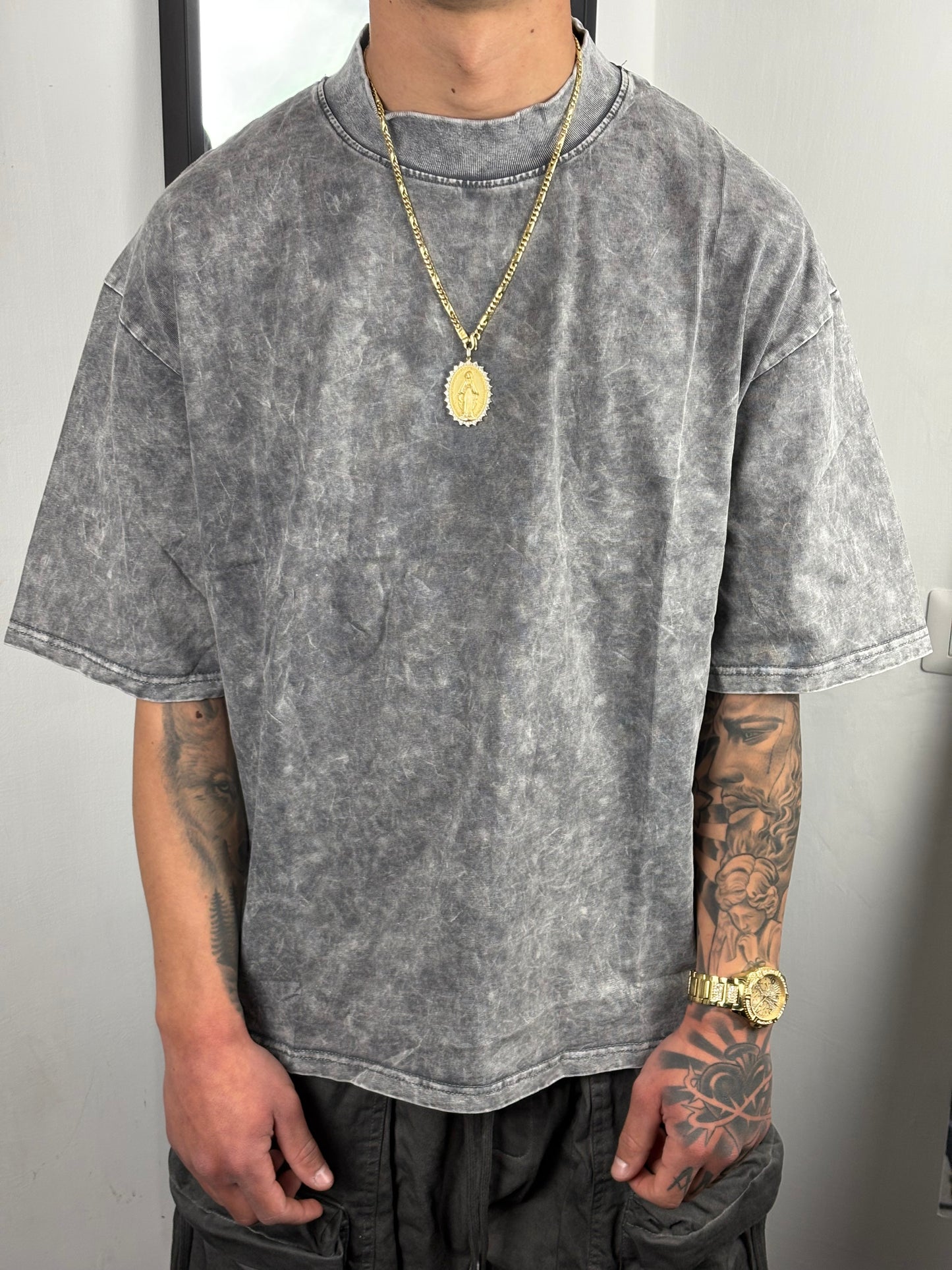 t-shirt over slavata grigia